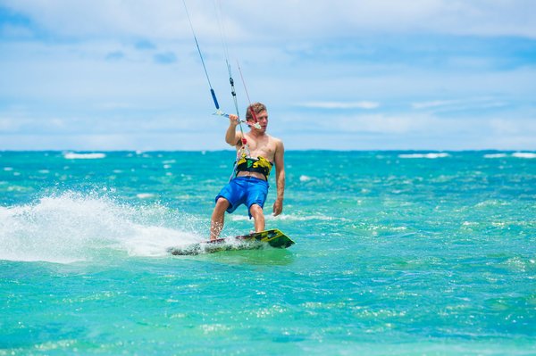 Où trouver les meilleurs spots pour le kitesurf à Hawaï : saisons et conseils ?